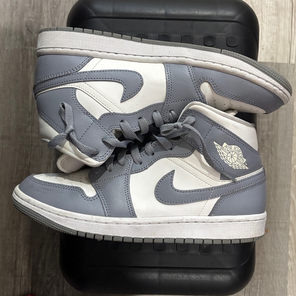 Gray & White Air Jordan Sneakers – Iconic Style, All-Day Comfort - Picture 4 of 6